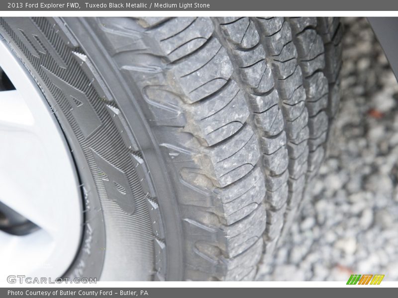 Tuxedo Black Metallic / Medium Light Stone 2013 Ford Explorer FWD