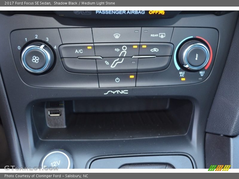 Shadow Black / Medium Light Stone 2017 Ford Focus SE Sedan