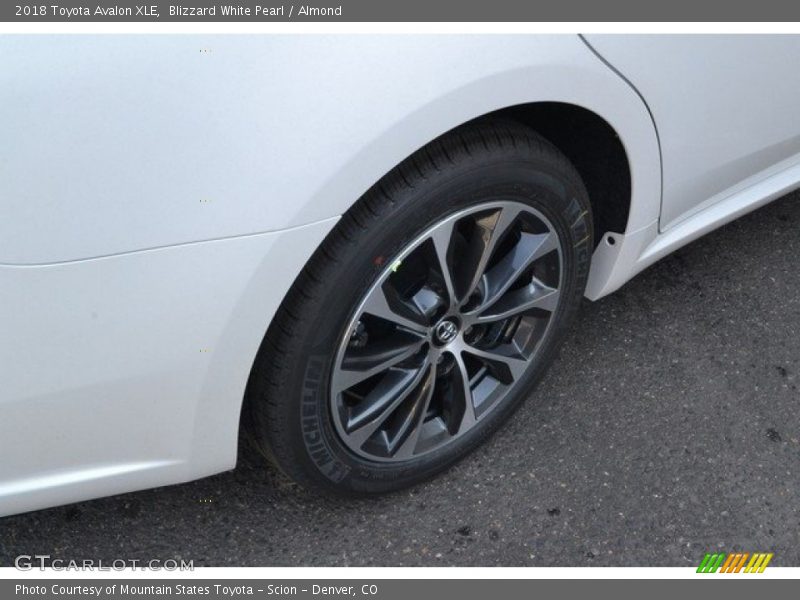 Blizzard White Pearl / Almond 2018 Toyota Avalon XLE