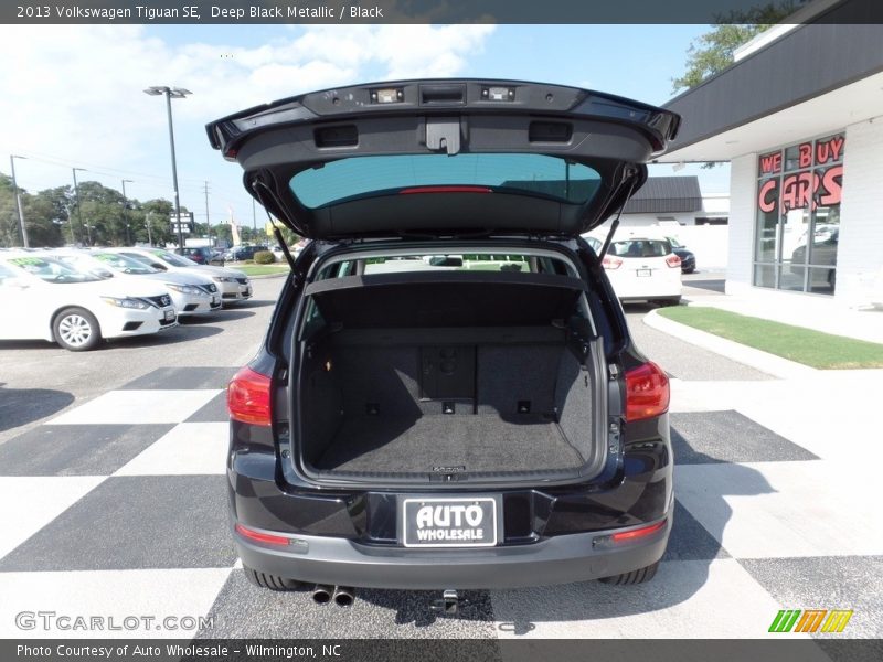 Deep Black Metallic / Black 2013 Volkswagen Tiguan SE