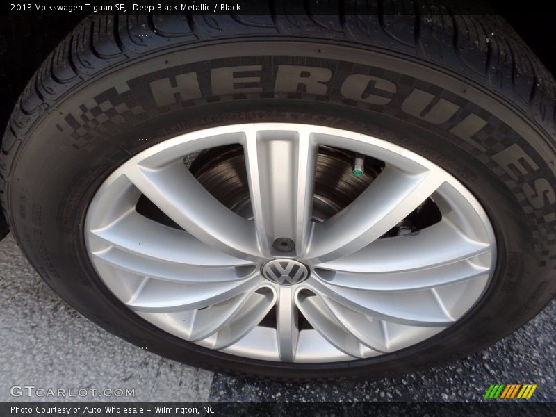Deep Black Metallic / Black 2013 Volkswagen Tiguan SE