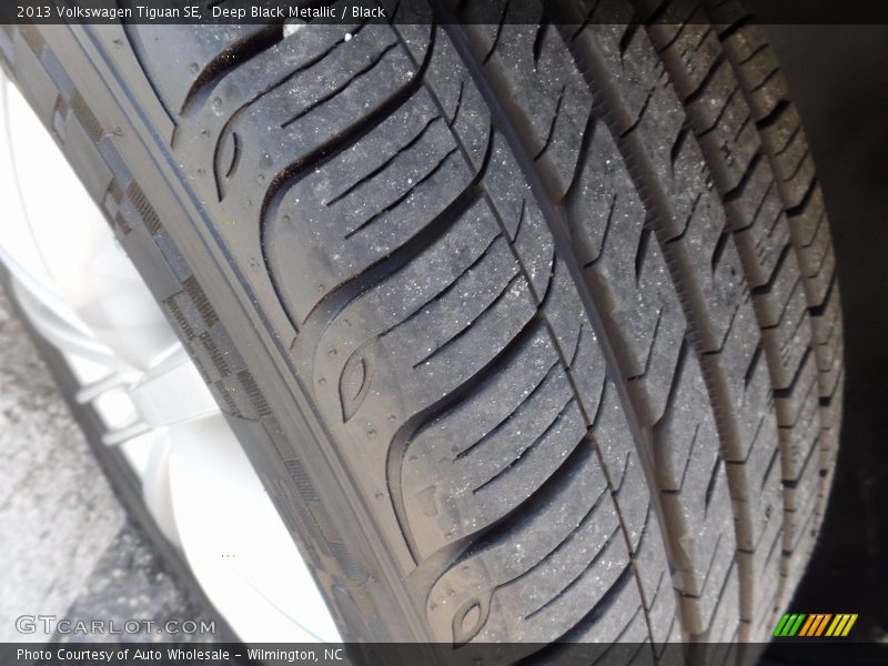 Deep Black Metallic / Black 2013 Volkswagen Tiguan SE
