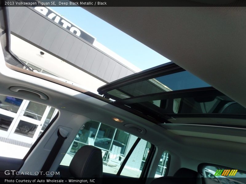 Deep Black Metallic / Black 2013 Volkswagen Tiguan SE