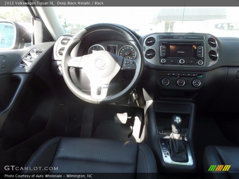 Deep Black Metallic / Black 2013 Volkswagen Tiguan SE