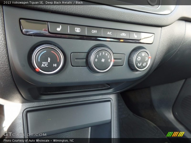 Deep Black Metallic / Black 2013 Volkswagen Tiguan SE
