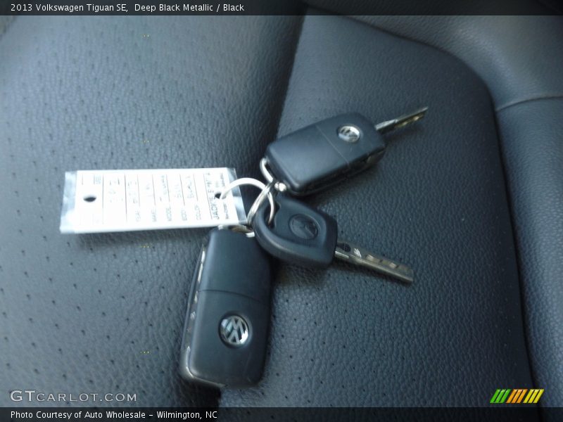Deep Black Metallic / Black 2013 Volkswagen Tiguan SE