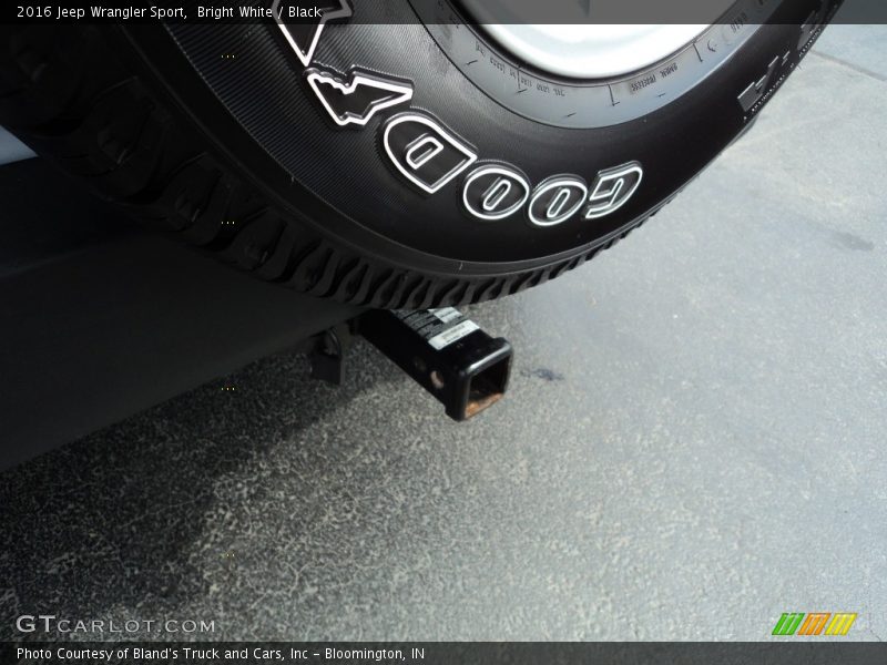 Bright White / Black 2016 Jeep Wrangler Sport