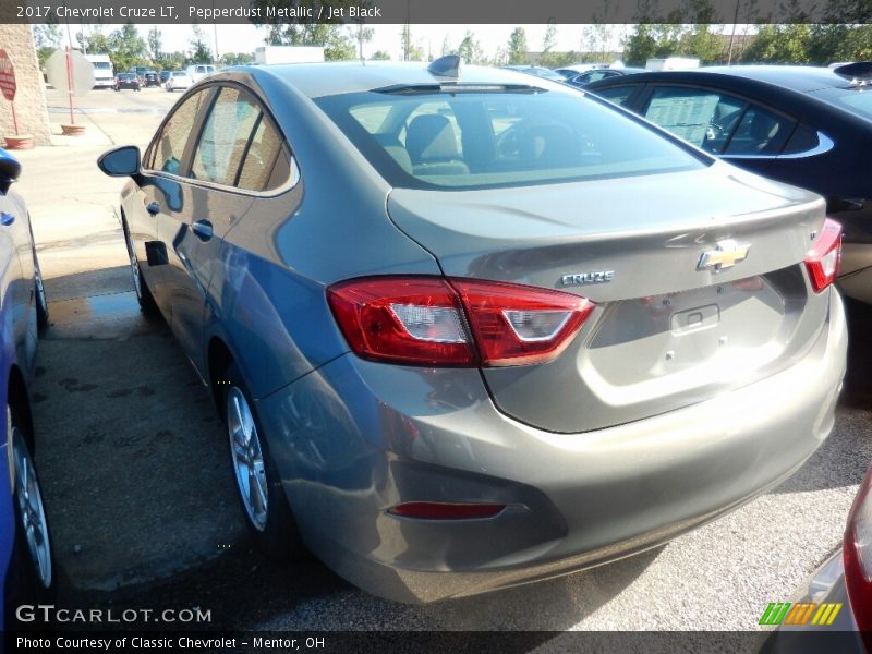 Pepperdust Metallic / Jet Black 2017 Chevrolet Cruze LT