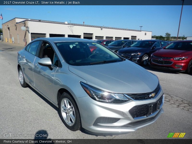 Silver Ice Metallic / Jet Black 2017 Chevrolet Cruze LT