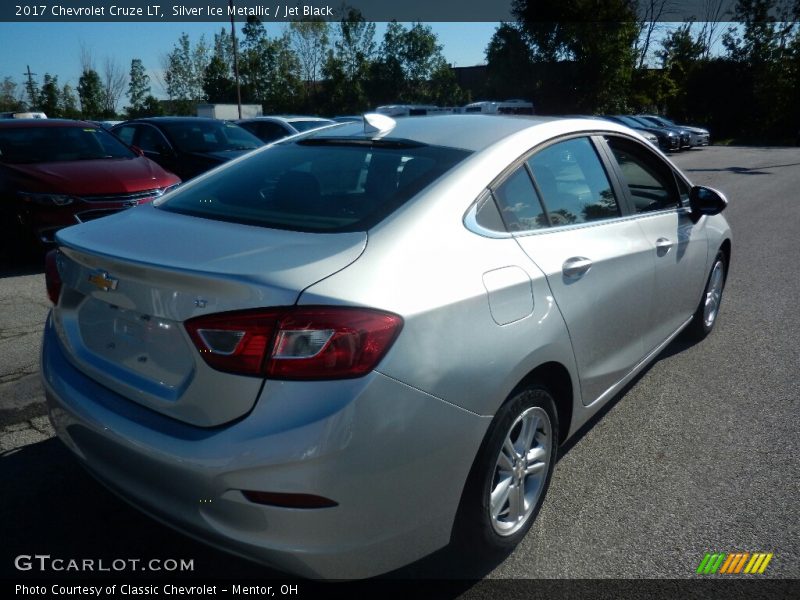 Silver Ice Metallic / Jet Black 2017 Chevrolet Cruze LT