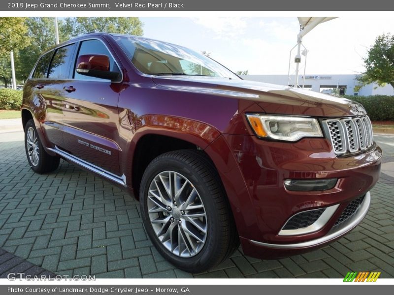 Front 3/4 View of 2018 Grand Cherokee Summit