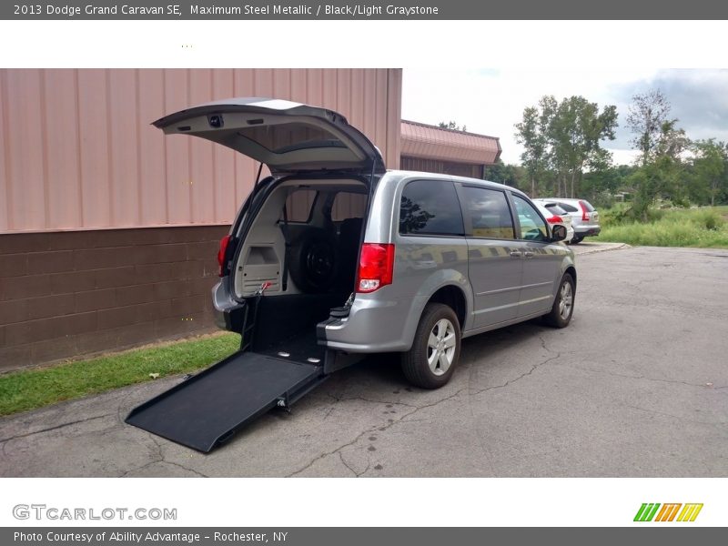 Maximum Steel Metallic / Black/Light Graystone 2013 Dodge Grand Caravan SE