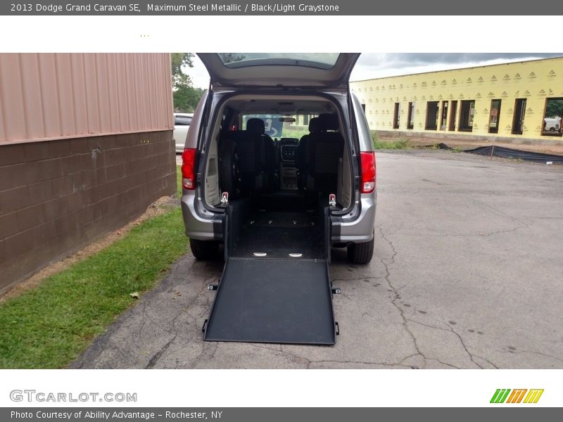 Maximum Steel Metallic / Black/Light Graystone 2013 Dodge Grand Caravan SE