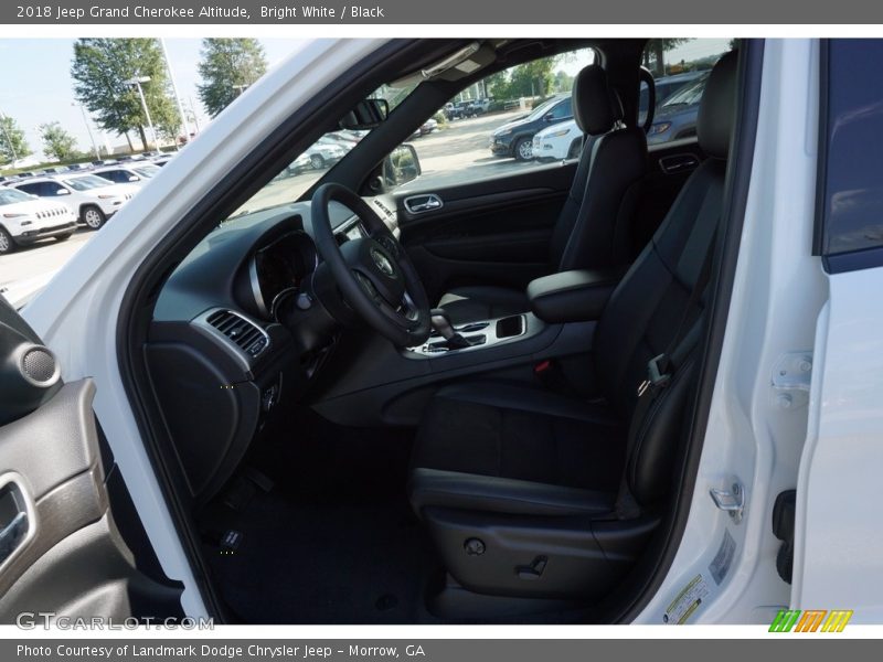 Bright White / Black 2018 Jeep Grand Cherokee Altitude