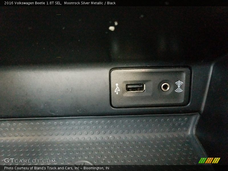 Moonrock Silver Metallic / Black 2016 Volkswagen Beetle 1.8T SEL