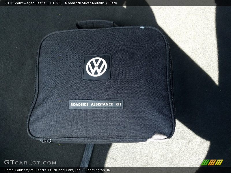 Moonrock Silver Metallic / Black 2016 Volkswagen Beetle 1.8T SEL