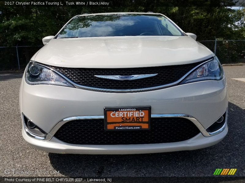 Tusk White / Black/Alloy 2017 Chrysler Pacifica Touring L