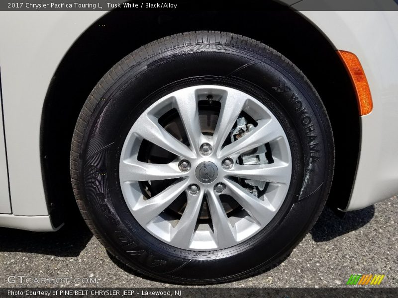 Tusk White / Black/Alloy 2017 Chrysler Pacifica Touring L