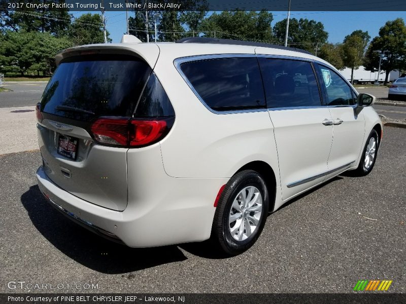 Tusk White / Black/Alloy 2017 Chrysler Pacifica Touring L