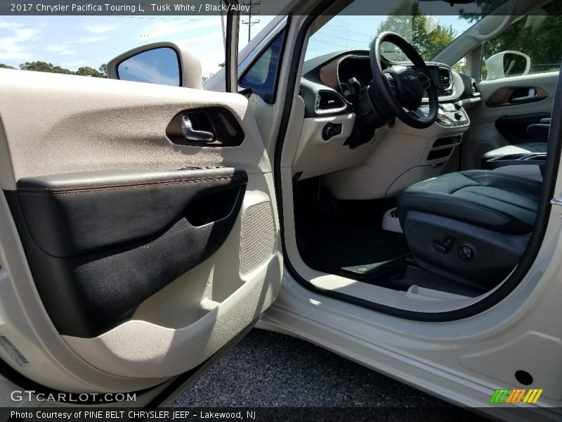 Tusk White / Black/Alloy 2017 Chrysler Pacifica Touring L