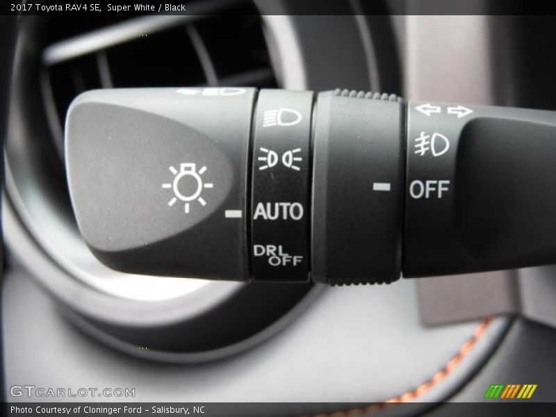 Super White / Black 2017 Toyota RAV4 SE