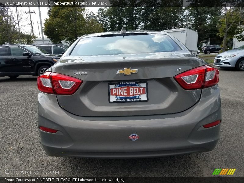 Pepperdust Metallic / Jet Black 2017 Chevrolet Cruze LT