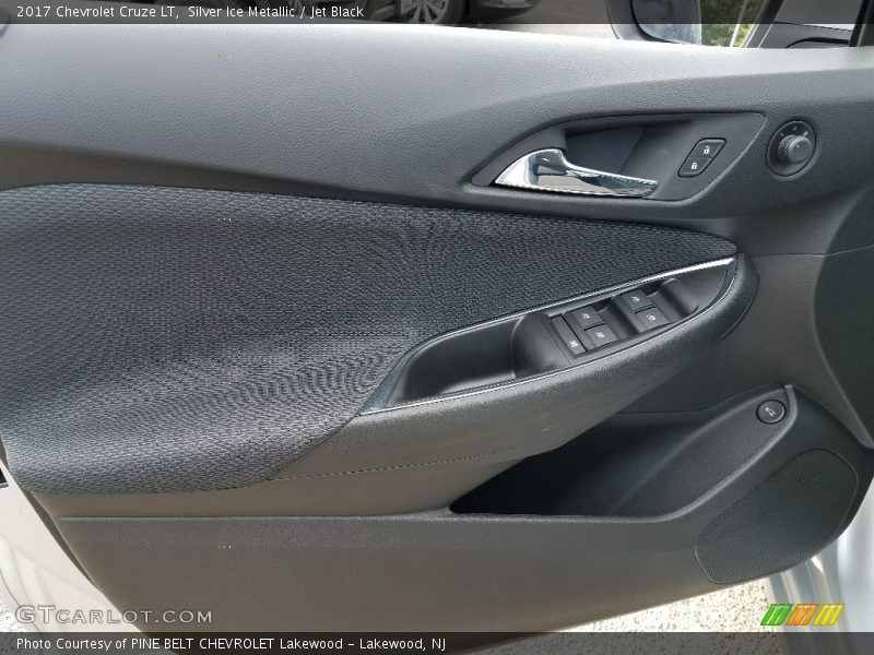 Silver Ice Metallic / Jet Black 2017 Chevrolet Cruze LT