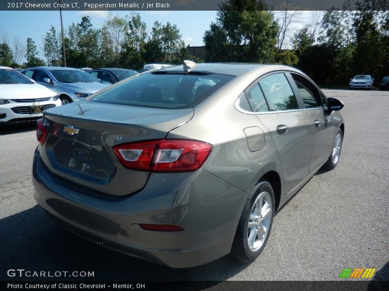 Pepperdust Metallic / Jet Black 2017 Chevrolet Cruze LT