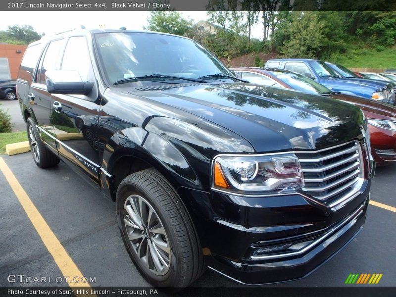 Front 3/4 View of 2017 Navigator Select 4x4