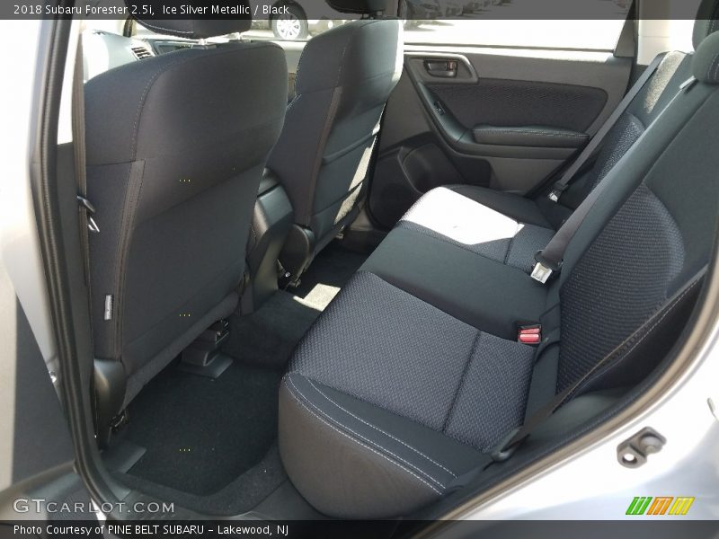 Ice Silver Metallic / Black 2018 Subaru Forester 2.5i