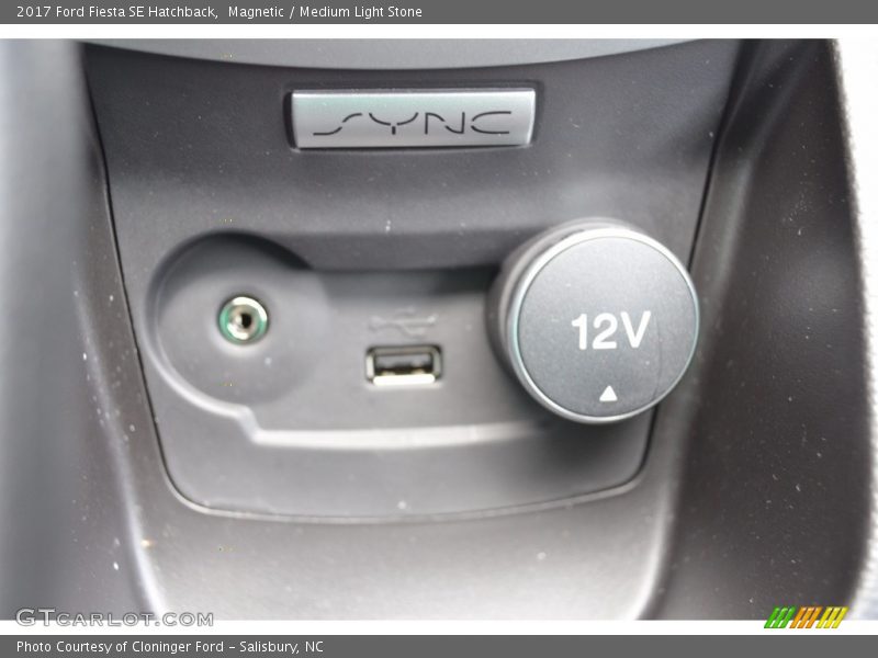 Magnetic / Medium Light Stone 2017 Ford Fiesta SE Hatchback