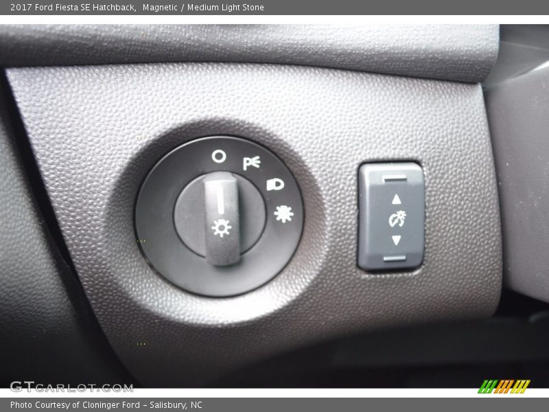 Magnetic / Medium Light Stone 2017 Ford Fiesta SE Hatchback
