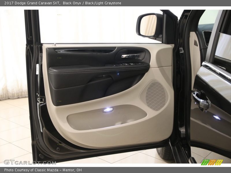 Black Onyx / Black/Light Graystone 2017 Dodge Grand Caravan SXT