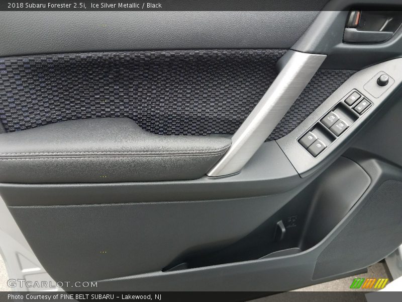 Ice Silver Metallic / Black 2018 Subaru Forester 2.5i