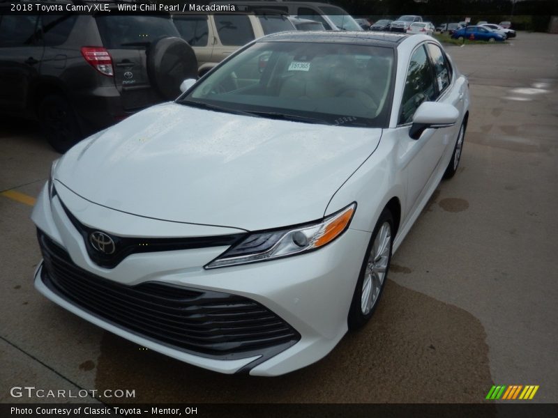 Wind Chill Pearl / Macadamia 2018 Toyota Camry XLE