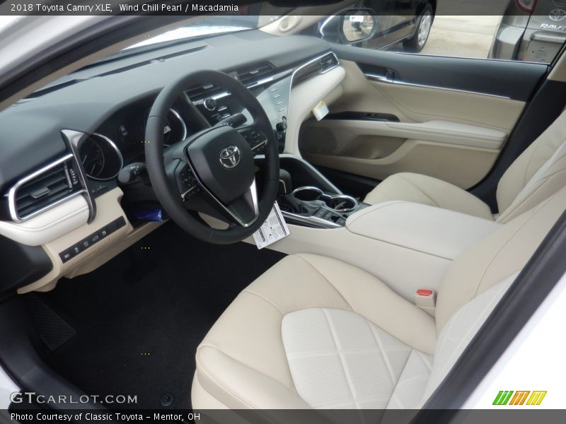 Wind Chill Pearl / Macadamia 2018 Toyota Camry XLE