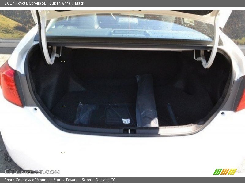 Super White / Black 2017 Toyota Corolla SE
