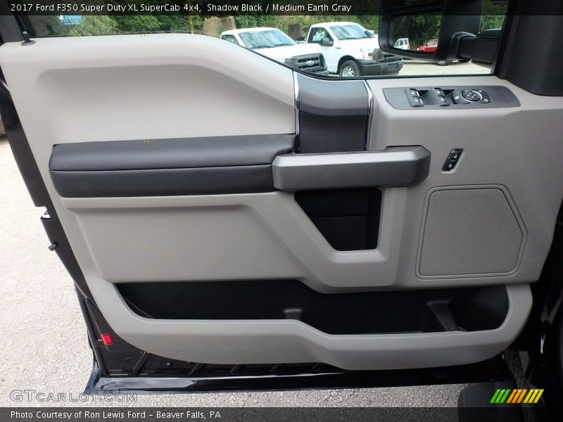 Door Panel of 2017 F350 Super Duty XL SuperCab 4x4