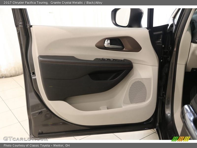 Granite Crystal Metallic / Black/Alloy 2017 Chrysler Pacifica Touring
