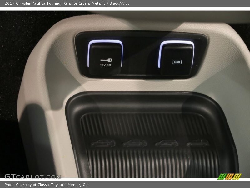 Granite Crystal Metallic / Black/Alloy 2017 Chrysler Pacifica Touring