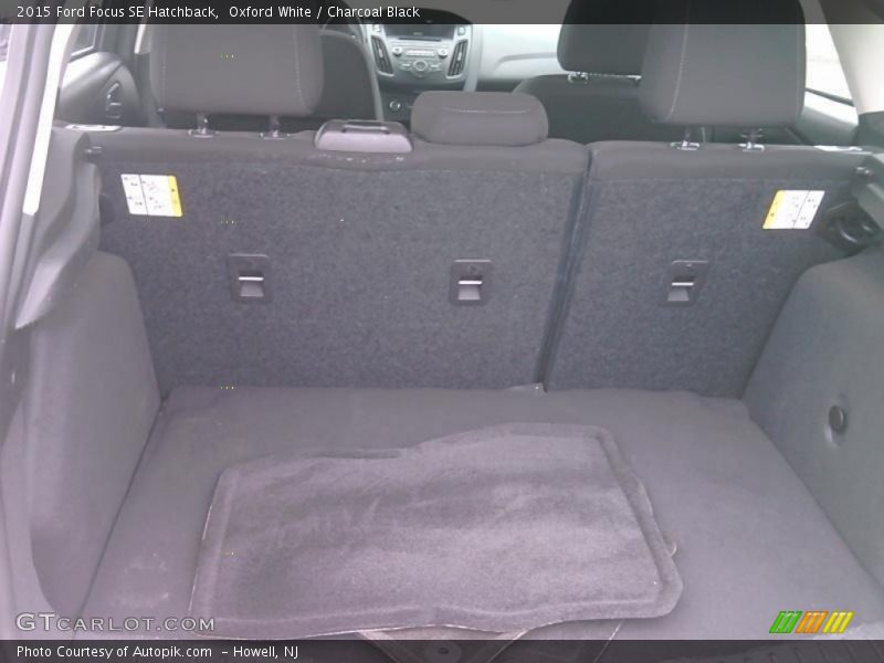 Oxford White / Charcoal Black 2015 Ford Focus SE Hatchback