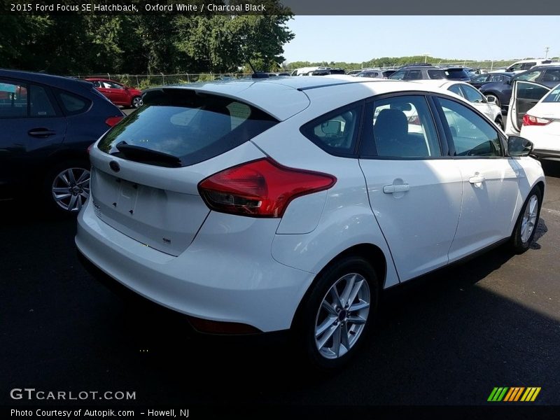 Oxford White / Charcoal Black 2015 Ford Focus SE Hatchback