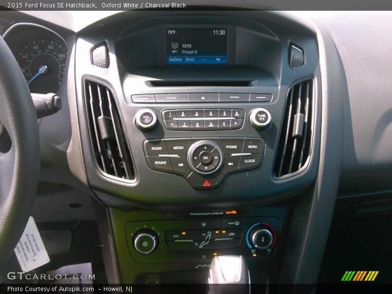 Oxford White / Charcoal Black 2015 Ford Focus SE Hatchback