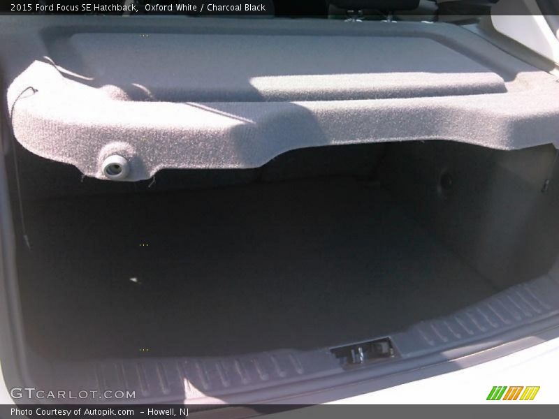 Oxford White / Charcoal Black 2015 Ford Focus SE Hatchback