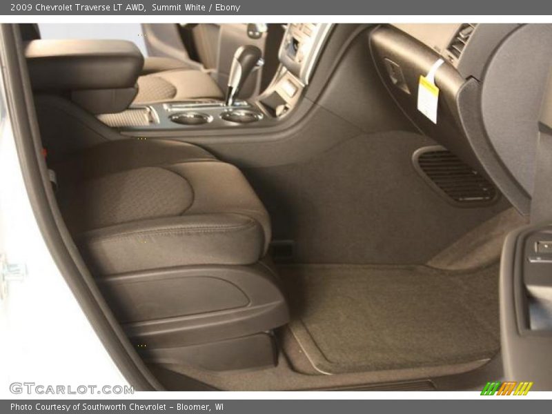 Summit White / Ebony 2009 Chevrolet Traverse LT AWD