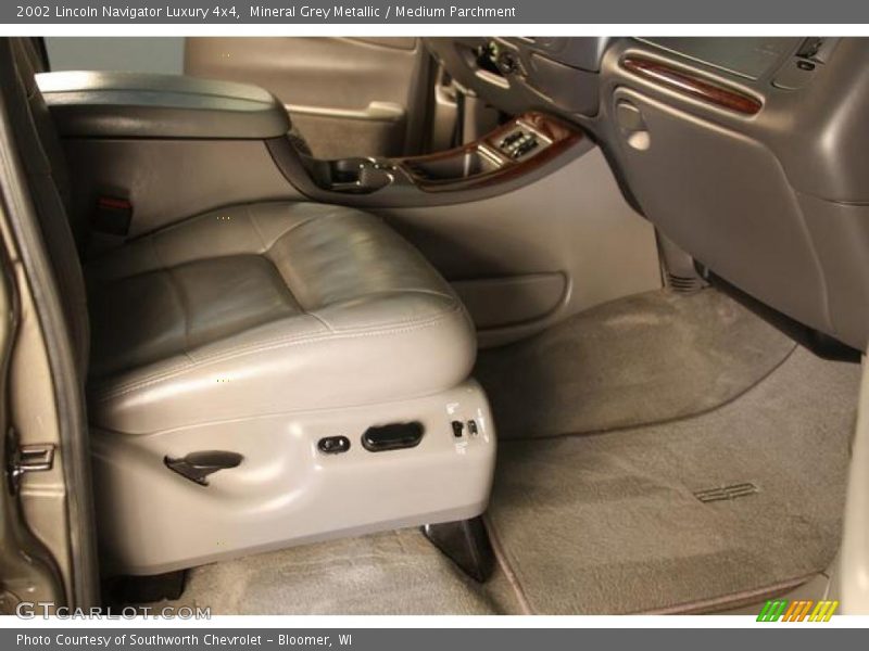 Mineral Grey Metallic / Medium Parchment 2002 Lincoln Navigator Luxury 4x4