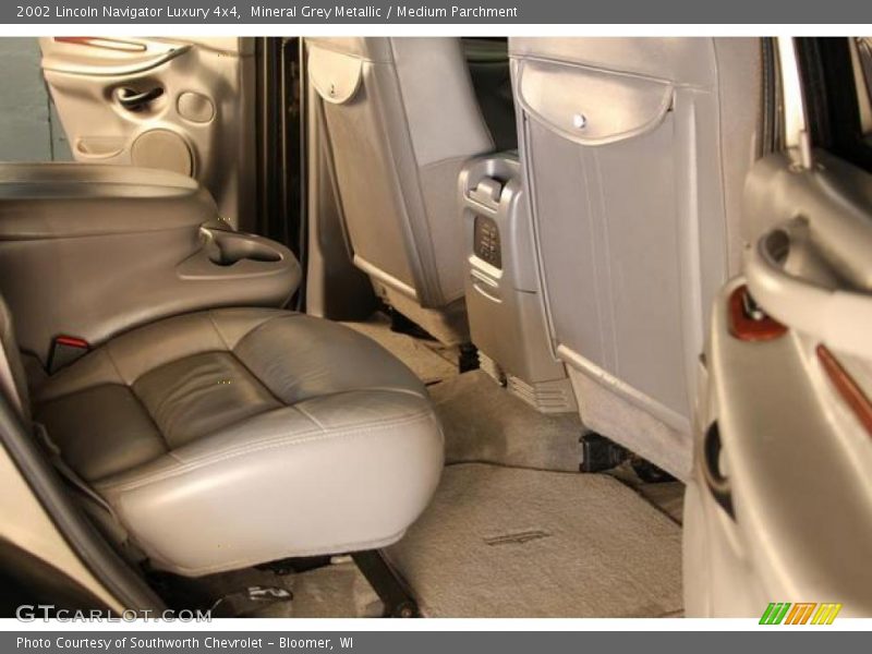 Mineral Grey Metallic / Medium Parchment 2002 Lincoln Navigator Luxury 4x4