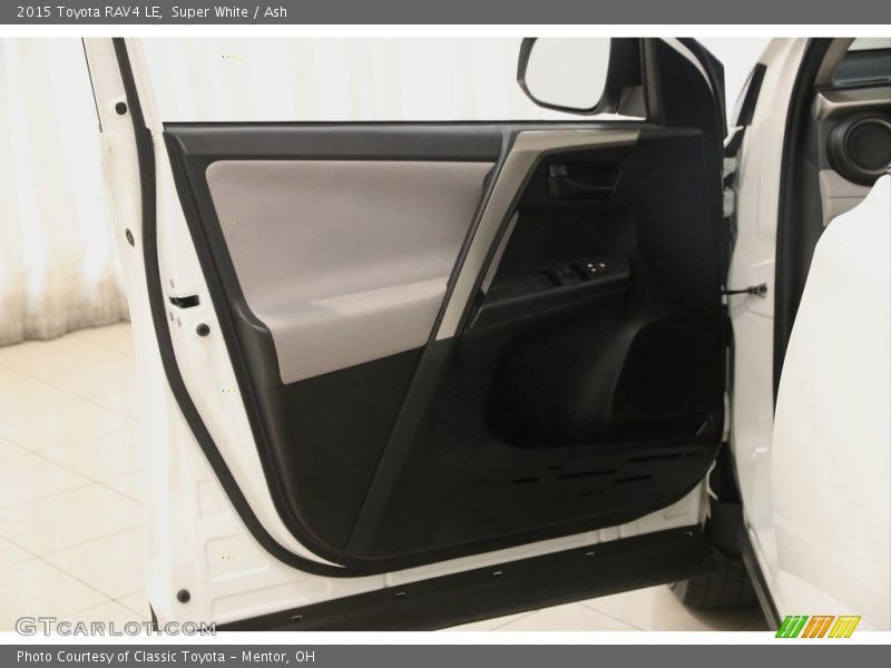 Super White / Ash 2015 Toyota RAV4 LE