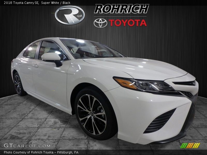 Super White / Black 2018 Toyota Camry SE