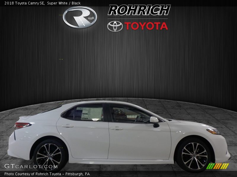 Super White / Black 2018 Toyota Camry SE